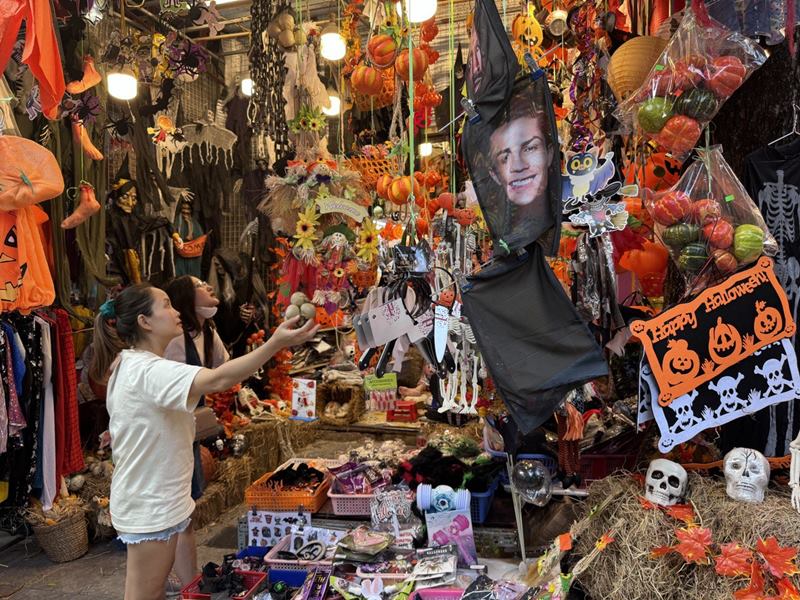 Le hoi Halloween se con soi dong hon cho toi het ngay 31/10, du khach khi tham gia le hoi can tu bao ve ban than, do dac ca nhan, co y thuc chung, khong lam anh huong toi nhung nguoi xung quanh, de co nhung ki niem dang nho trong ngay le nay.