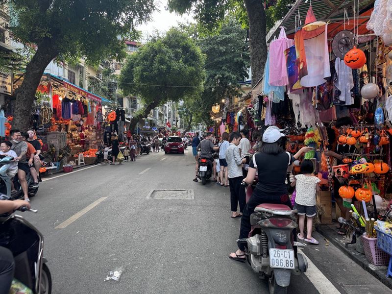 Tuyen duong thu hut nhieu du khach toi tham quan, mua sam dip cuoi tuan. 