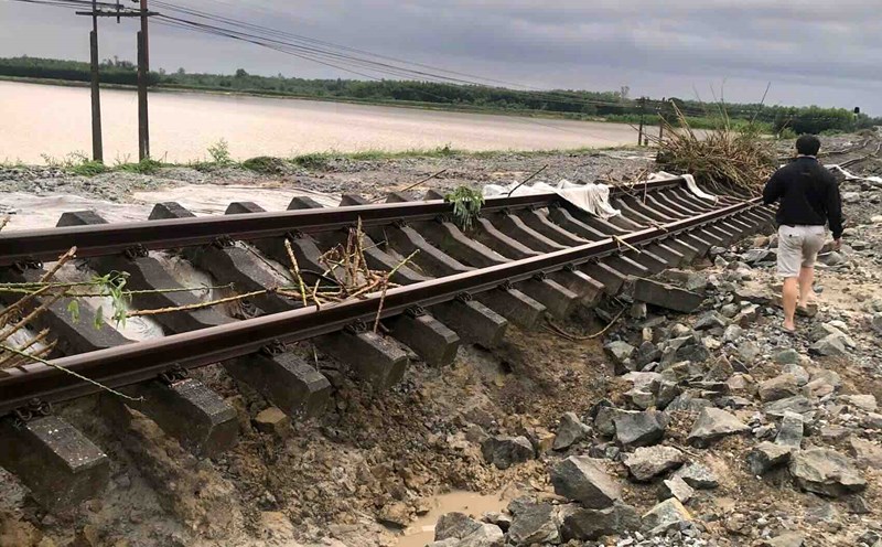 The railway section running through Quang Binh and Quang Tri provinces was severely damaged in many places. Photo: T. Tran