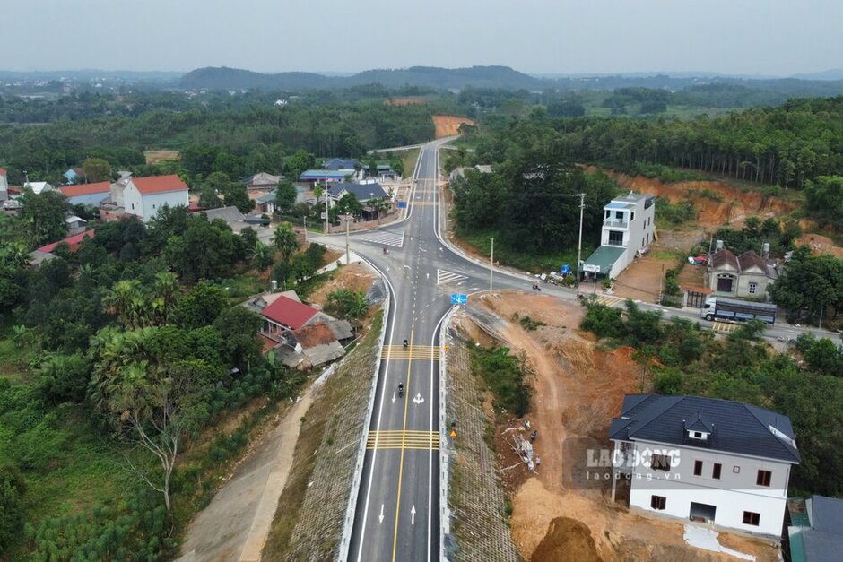 Nga tu giao nhau giua duong lien vung va DT.313C tai xa Yen Duong da duoc tham nhua. Anh: To Cong.