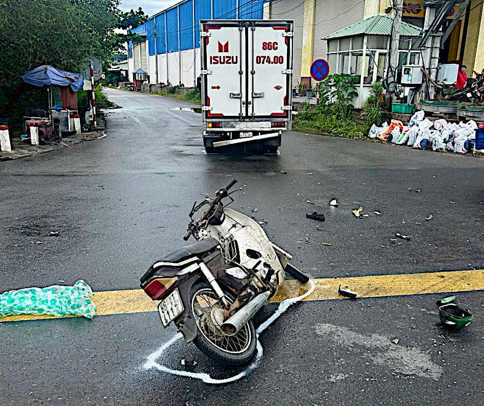 Xe may nga giua duong sau cu va cham. Anh: Duy Tuan 