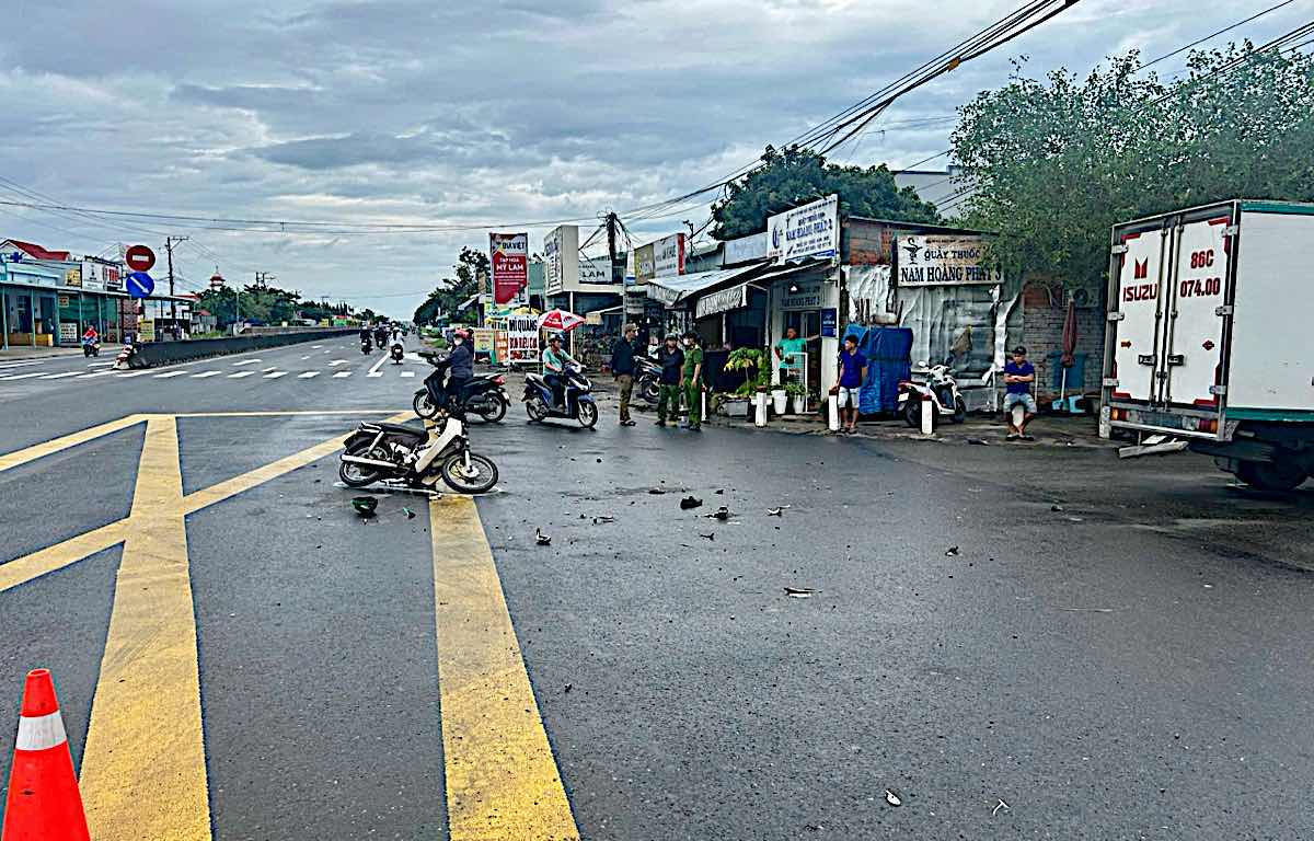 Hien truong vu tai nan giao thong khien nguoi di xe may tu vong. Anh: Duy Tuan 