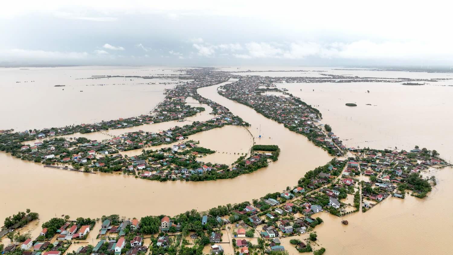 Ngay 28.10, mua lon van tiep tuc dien ra tai Quang Binh, nhieu noi nhu huyen Le Thuy, Quang Ninh, TP Dong Hoi ngap trong nuoc. Anh: C. Nguyen