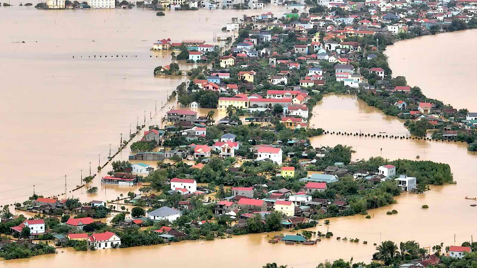 Many houses in Kien Giang town are flooded. Photo: C. Nguyen