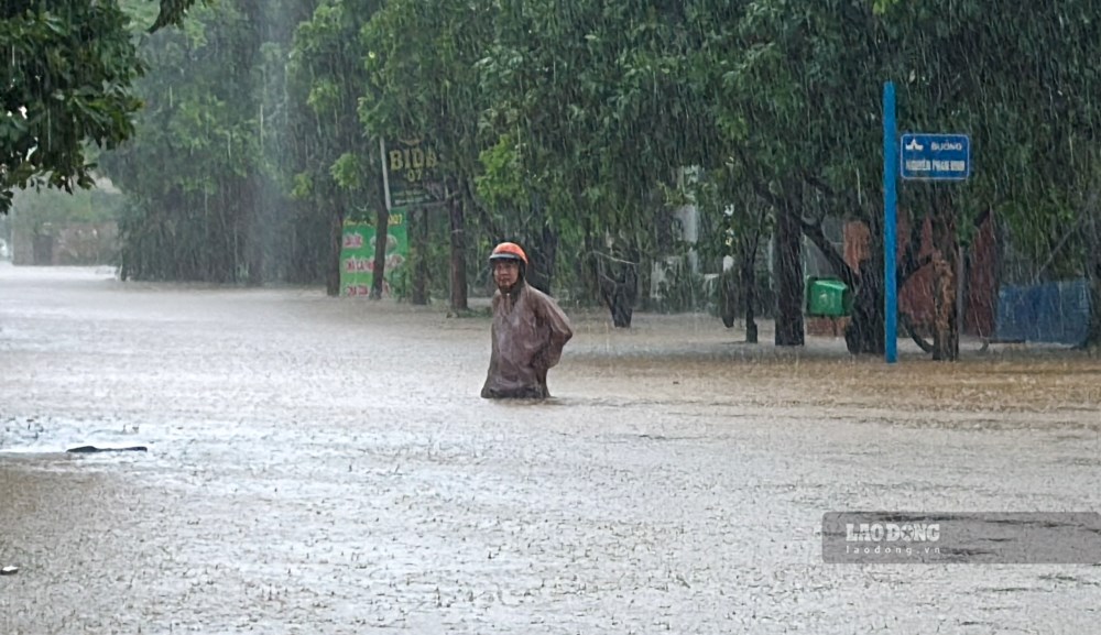 Ban Chi huy Phong chong thien tai va Tim kiem cuu nan kiem Ban Chi huy Phong thu dan su tinh Quang Binh cho biet, tinh den 11 gio ngay 28.10, do anh huong cua bao Tra Mi, dia phuong da xay ra tinh trang ngap lut dien rong. Anh: Cong Sang