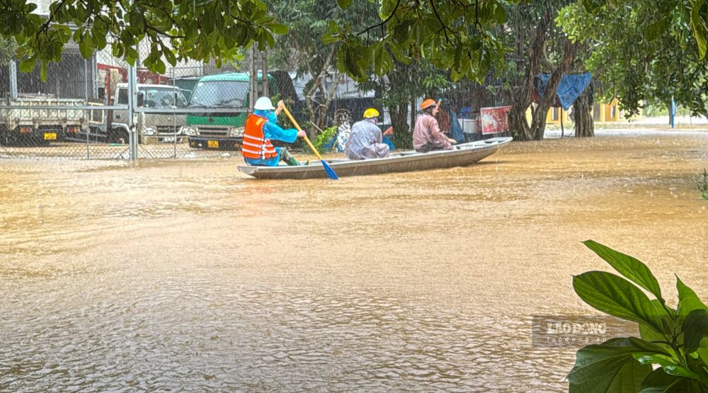 Nguoi dan tai cho biet, nuoc bat dau len nhanh tu hom qua (27.10). Nhieu nguoi phai dung cac thuyen nho de di chuyen. 