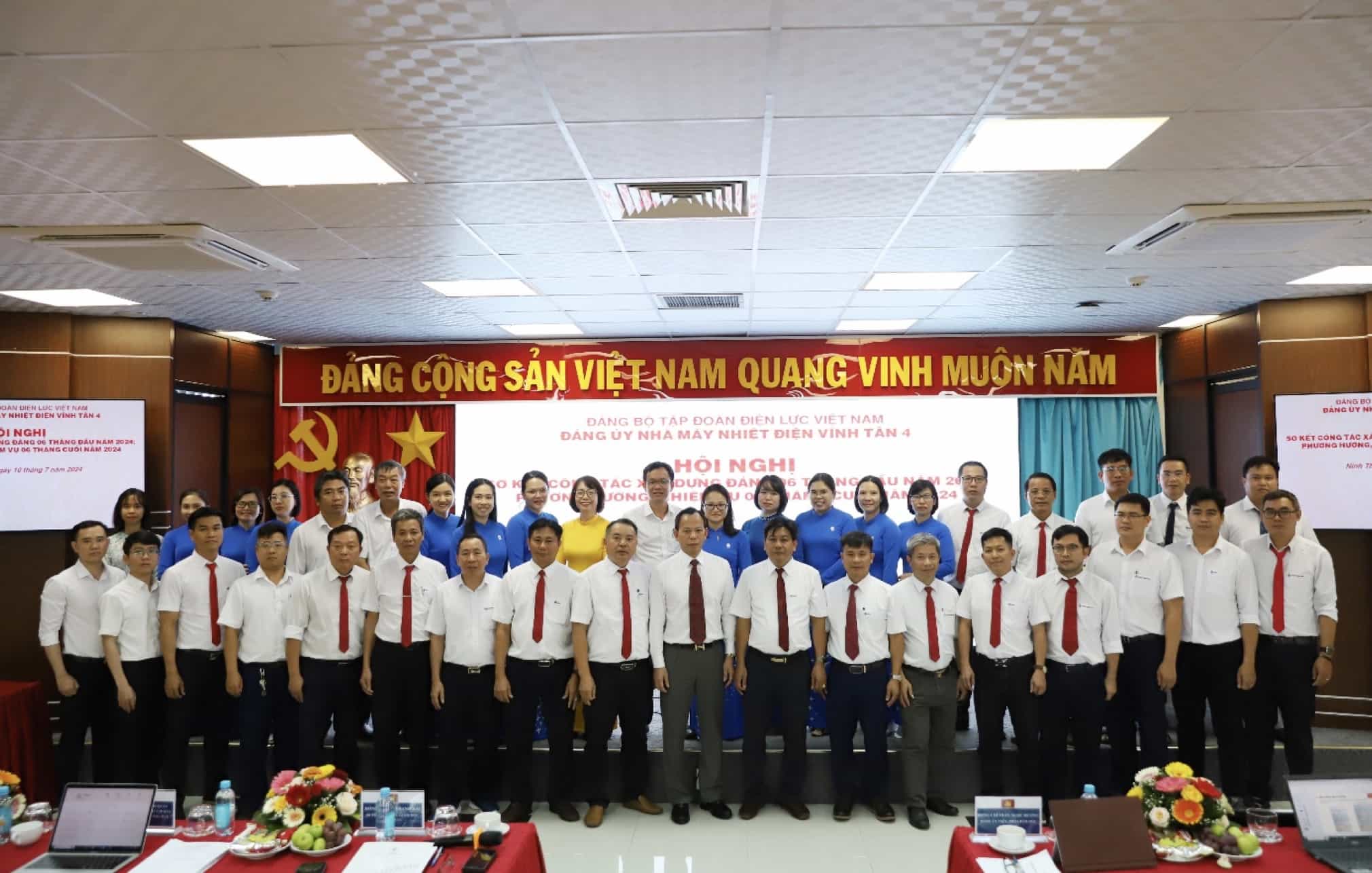 The Party Committee of Vinh Tan 4 Thermal Power Plant took a souvenir photo at the Conference to review the Party's work in the first 6 months of 2024. Photo: Vinh Tan