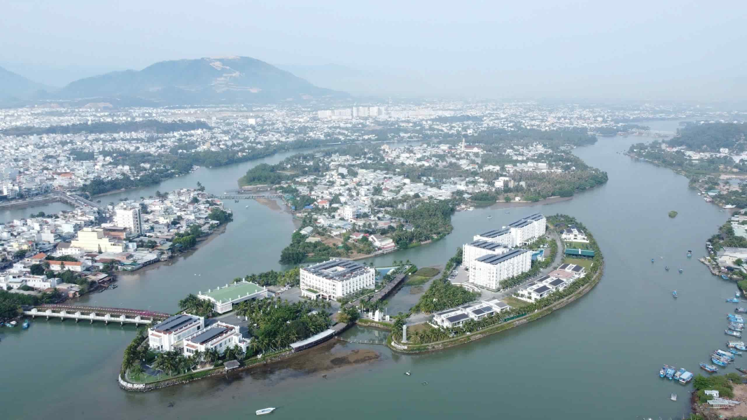 Khanh Hoa province has urged localities to carry out the task of classifying urban areas and upgrading administrative urban areas by 2030. Photo: Huu Long