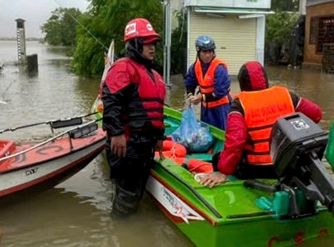 Rescue groups from many other localities came to support Le Thuy district. Photo: H. Huyen