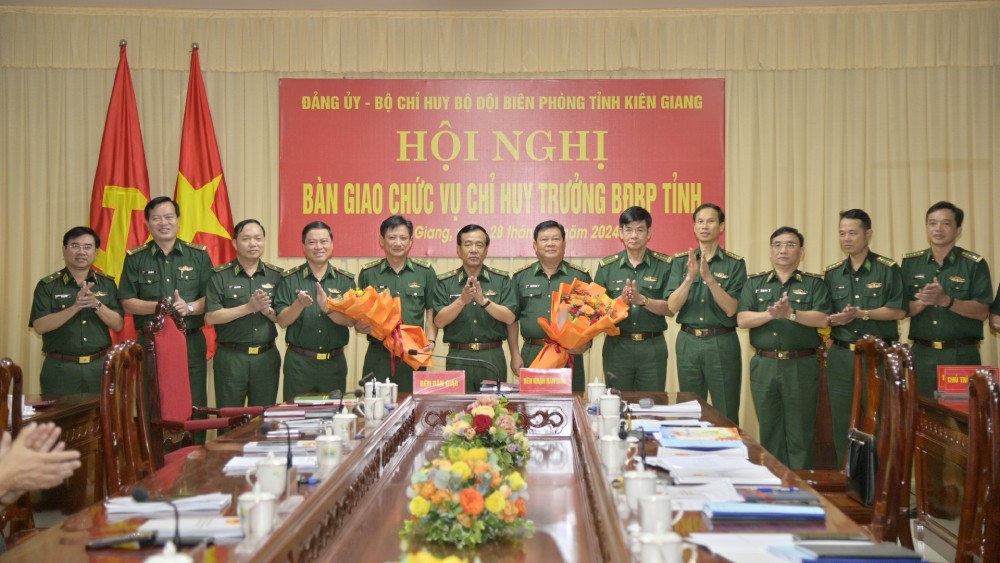 Colonel Pham Van Thang (6th from right) - new Commander of the Border Guard of Kien Giang province. Photo: Tien Vinh