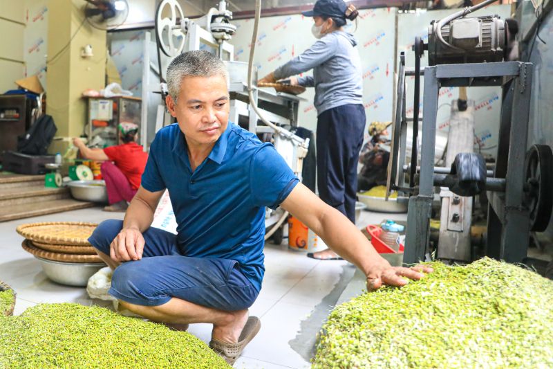 Gia dinh ong Nguyen Thanh Khiem la ho dan lam com co tieng tai Me Tri Ha. Ong Khiem chia se: “Toi lam com tu khi con thanh nien va duy tri toi bay gio. Truoc kia, luc be, bo me va ong ba sai chung toi lam, phu giup cong viec san xuat. Tu do, chung toi duoc lam quen va hoc cach lam com. Do cung la cach truyen nghe cua ong cha cho cac the he“.