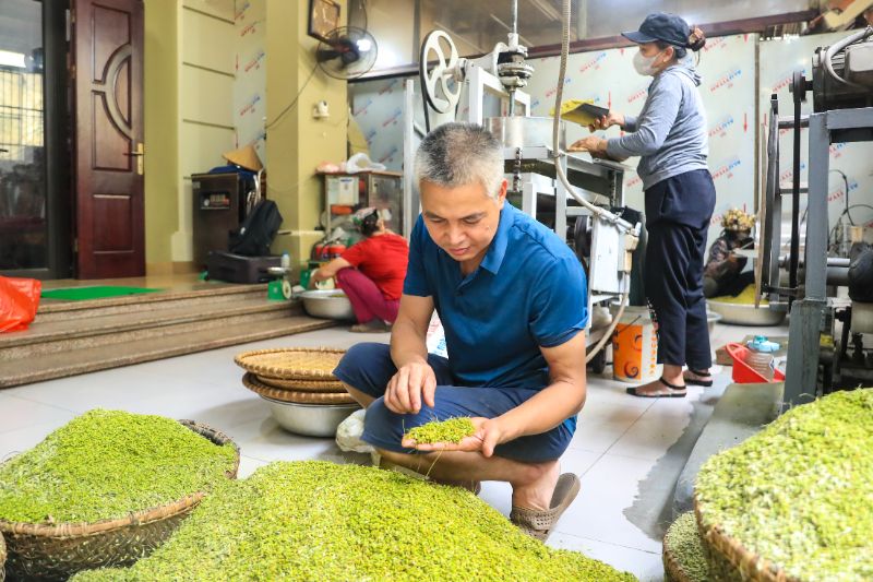 Nhung nam qua, nho no luc cua chinh quyen dia phuong va su phat trien cua truyen thong, com da dan lay lai vi the. Cac ho gia dinh nhu nha ong Khiem van ben bi duy tri nghe tu thoi ong cha, vua de duy tri, gin giu va phat huy truyen thong lang nghe dia phuong, dong thoi tao cong an viec lam cho chinh gia dinh cung nhu nguoi dan dia phuong.