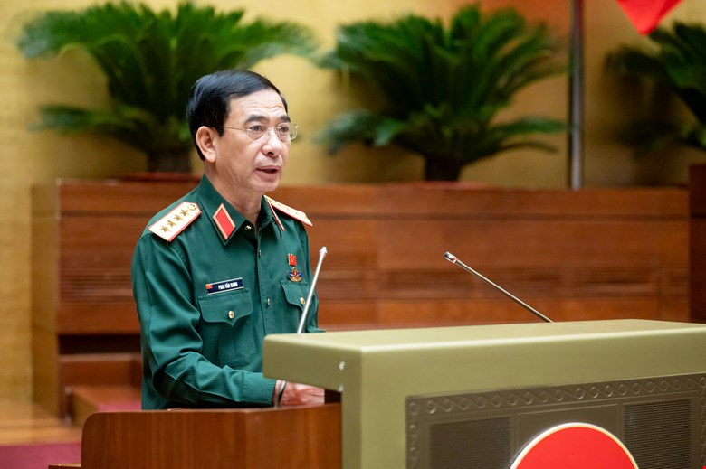 Minister of National Defence Phan Van Giang presented the Proposal on the draft Law amending and supplementing a number of articles of the Law on Officers of the Vietnam People's Army. Photo: Pham Thang