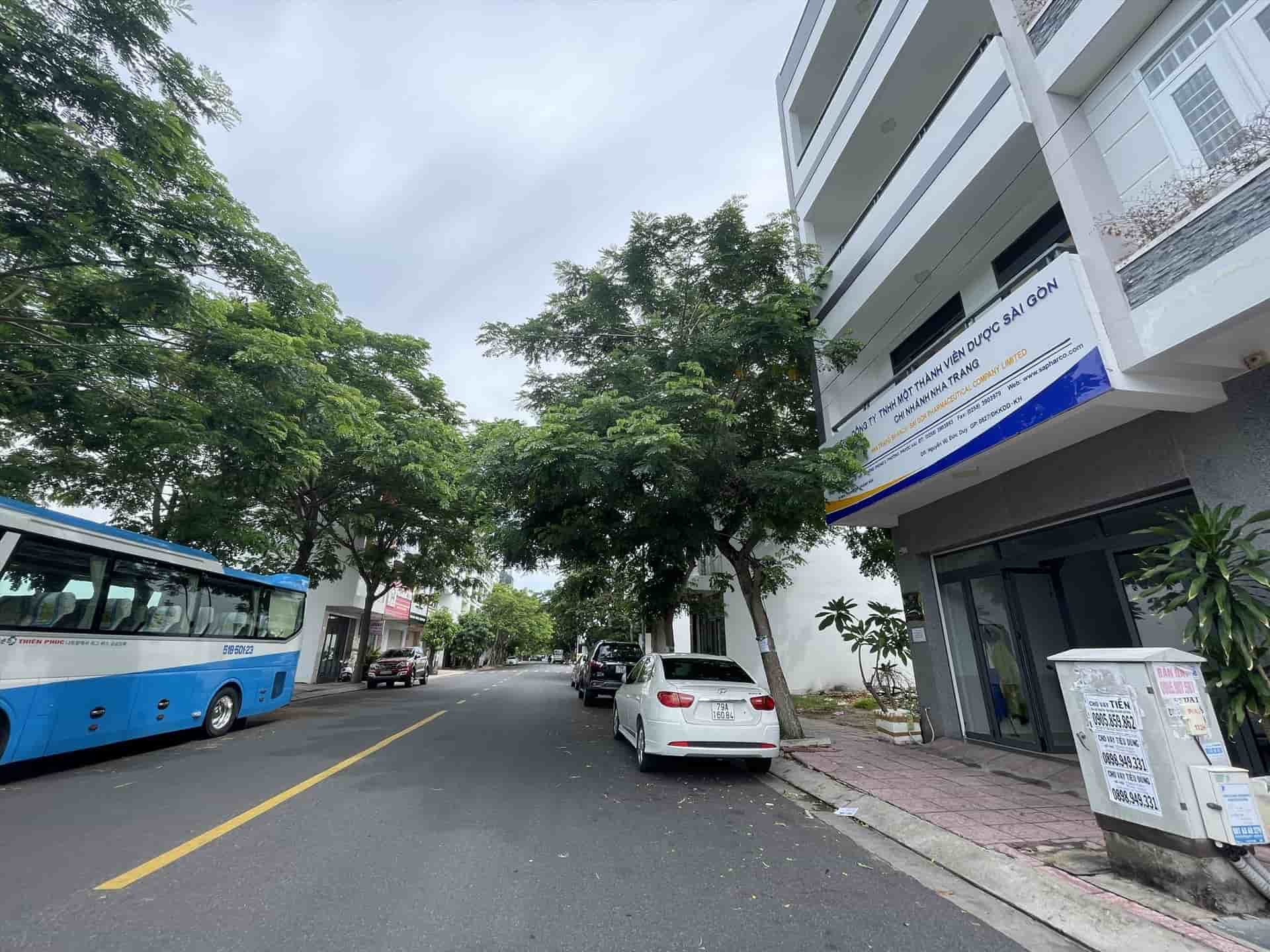 From November 1, Nha Trang City will ban parking on even and odd days on 45 streets. Photo: Huu Long