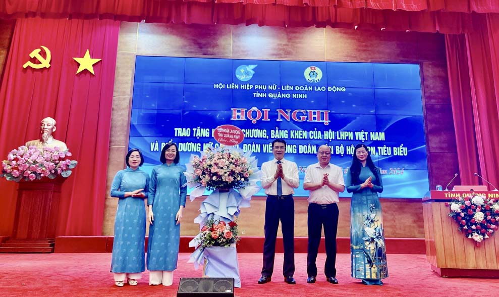 Leaders of the Quang Ninh Provincial Labor Federation presented flowers to congratulate the Provincial Women's Union. Photo: BQN