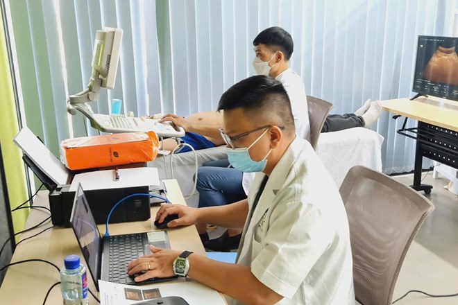 Free cancer screening for nearly 100 workers at Hai Ha Seaport Industrial Park, Quang Ninh province. Photo: Tung Lam