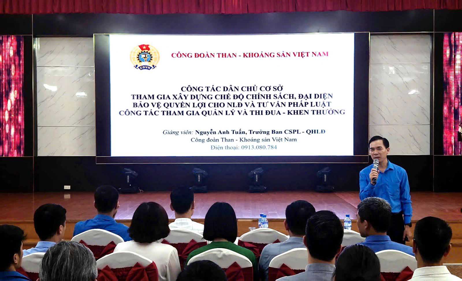 Mr. Nguyen Anh Tuan - Head of the Department of Legal Policy and Labor Relations of the Coal - Mineral Trade Union conveyed thematic content. Photo: TKV