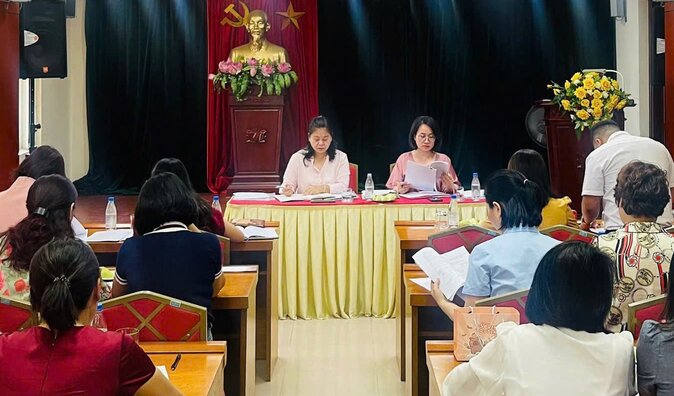 Hoang Mai District Labor Federation checks and evaluates the application for recognition as a cultural unit. Photo: CDHM
