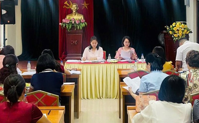 Hoang Mai District Labor Federation checks and evaluates the application for recognition as a cultural unit. Photo: CDHM