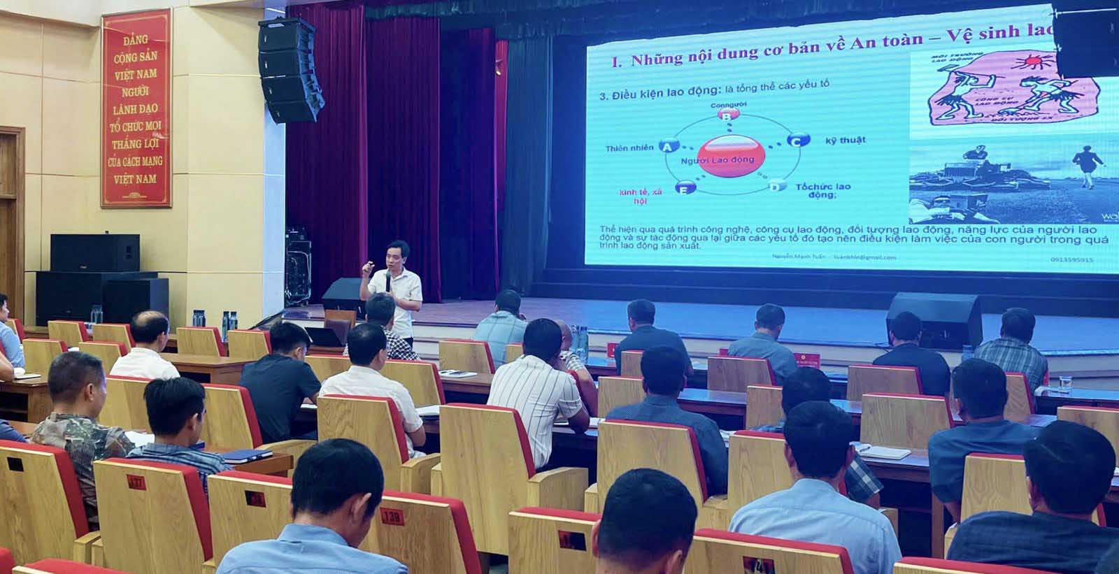 Lecturers from BHL Group International Joint Stock Company directly teach at the training course. Photo: Mao Khe Coal Company