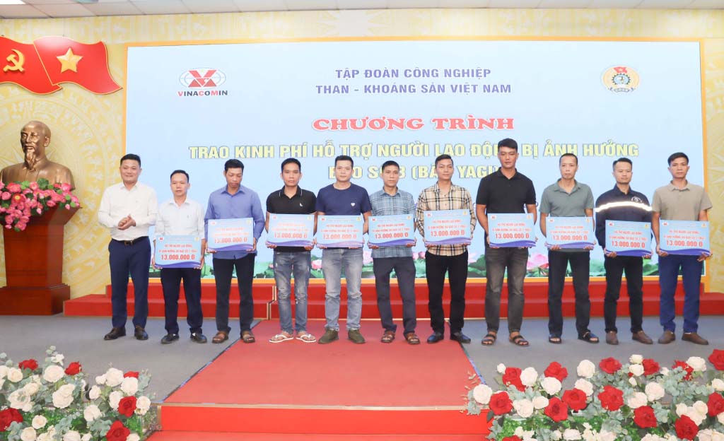 Leaders of Ha Long Coal Company give support to families of workers affected by storm No. 3. Photo: Contributor Hoang Huy Du