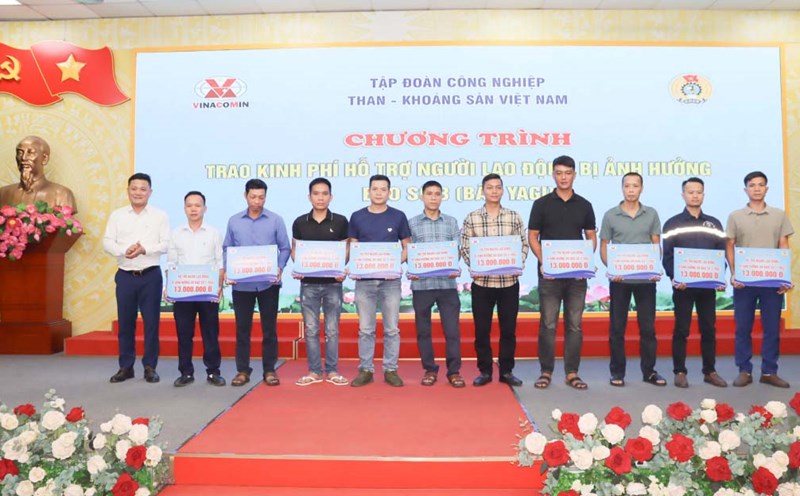 Leaders of Ha Long Coal Company give support to families of workers affected by storm No. 3. Photo: Contributor Hoang Huy Du