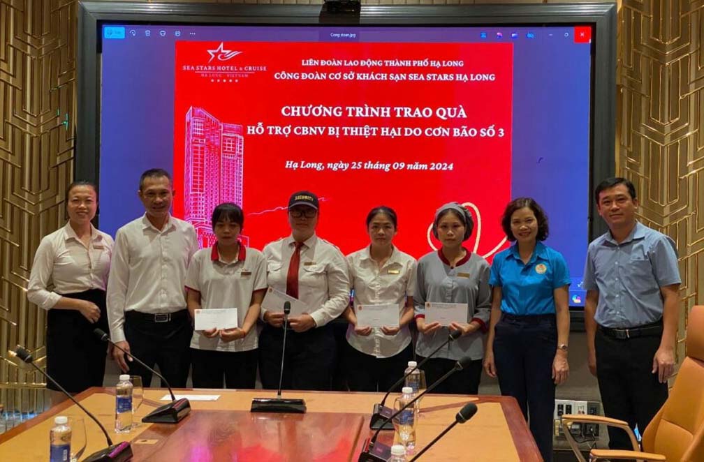 Ms. Do Thi Phuong, Member of the City Party Committee, Member of the Standing Committee of the Provincial Labor Federation, President of the Labor Federation of Ha Long City, presented gifts to union members in the Tourism - Service sector who suffered damage due to storm No. 3 (Yagi). Photo: Labor Federation of Ha Long City
