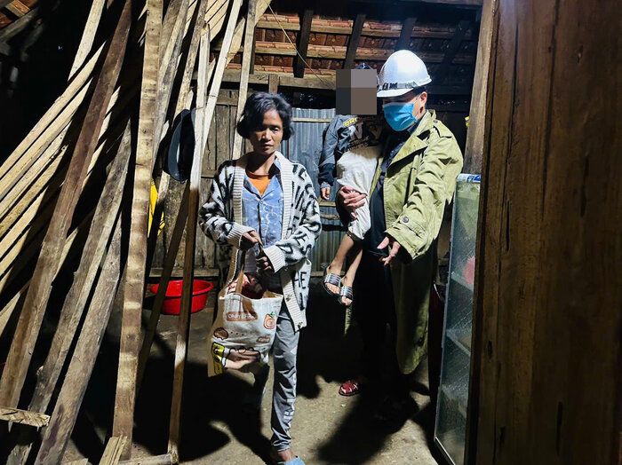Whenever there is a storm or flood, authorities in Tra Bong district, Quang Ngai province, assist people living in areas at high risk of landslides and evacuate them to safety. Photo: Vien Nguyen