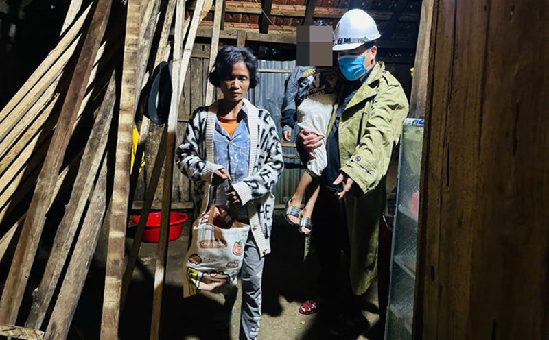 Whenever there is a storm or flood, authorities in Tra Bong district, Quang Ngai province, assist people living in areas at high risk of landslides and evacuate them to safety. Photo: Vien Nguyen