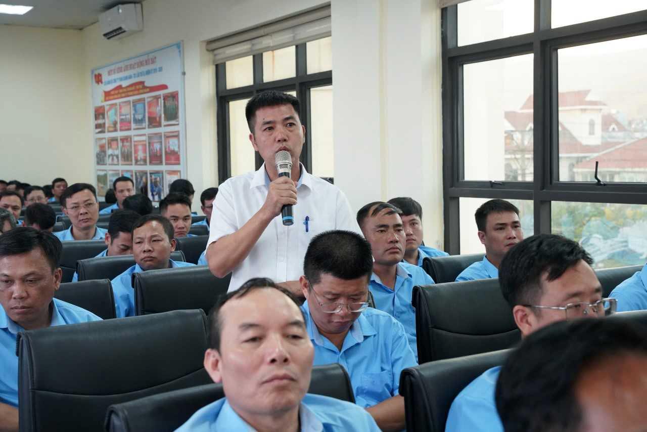 Mr. Nguyen Thanh Thuy - Manager of Quang Hanh Coal Company's Furnace Transport Workshop gave his opinion at the dialogue conference. Photo: Tuan Ngoc - TKV