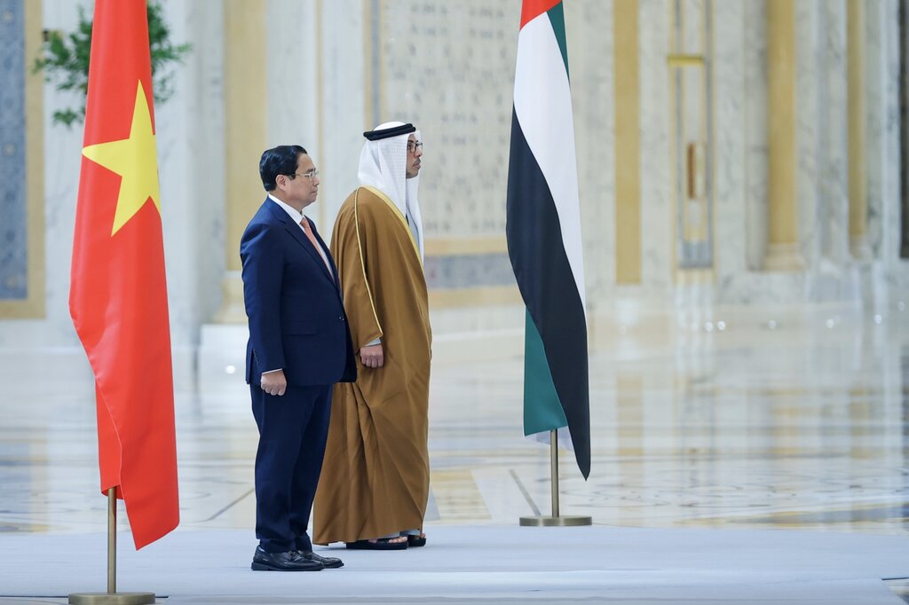 UAE Vice President Sheikh Mansour Bin Zayed Al Nahyan hosted the official welcoming ceremony for Prime Minister Pham Minh Chinh. Photo: VGP
