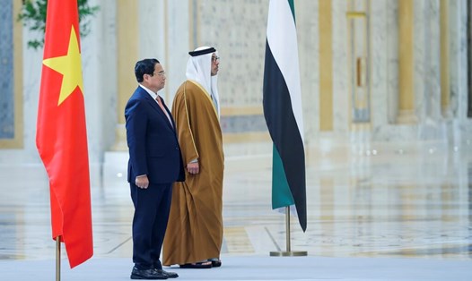 Phó Tổng thống UAE Sheikh Mansour Bin Zayed Al Nahyan chủ trì lễ đón chính thức Thủ tướng Chính phủ Phạm Minh Chính. Ảnh: VGP