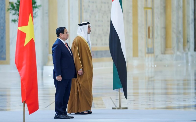 UAE Vice President Sheikh Mansour Bin Zayed Al Nahyan hosted the official welcoming ceremony for Prime Minister Pham Minh Chinh. Photo: VGP