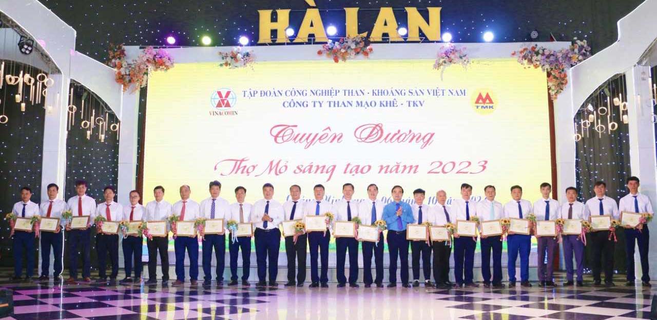 Mao Khe Coal honored 22 individuals with the title of Creative Miner in 2023 and 265 employees with long-term service. Photo: Pham Cu