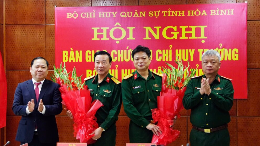 Colonel Trinh Duc Thiem (2nd left) is the new Commander of the Military Command of Hoa Binh province. Photo: Duc Anh