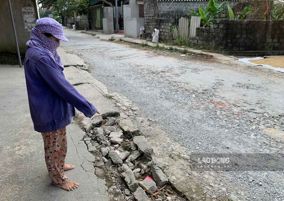 Vị trí nắp cống bị gãy nát lộ sắt. Ảnh: Hà Vi