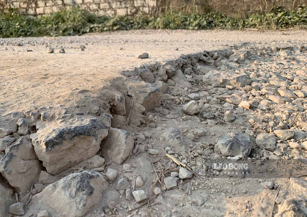 Đoạn đường từ đường tỉnh 452 nối vào xã Đoan Hùng gồ gề đá. Ảnh: Hà Vi