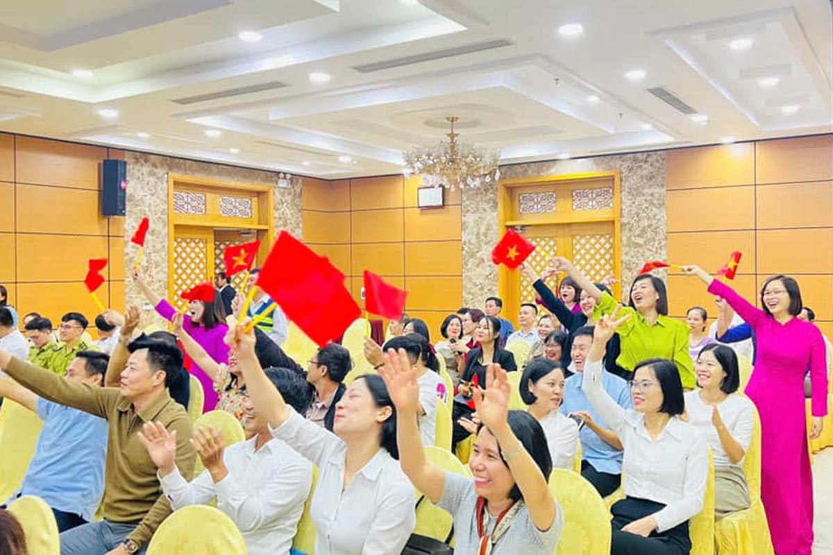Enthusiastic fans of the 3 teams. Photo: Dieu Hoang