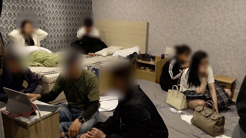 Công an tỉnh Lâm Đồng phát hiện một nhóm 20 người (8 nữ, 12 nam) có hành vi tổ chức, sử dụng trái phép chất ma túy. Ảnh: Phạm Quang