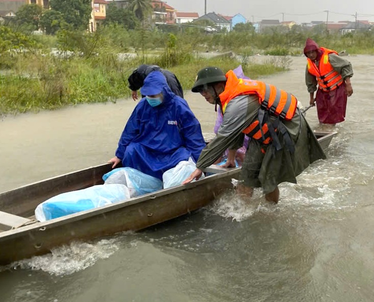 Authorities used a motorboat to transport the pregnant woman to the hospital. Photo: Van Hung