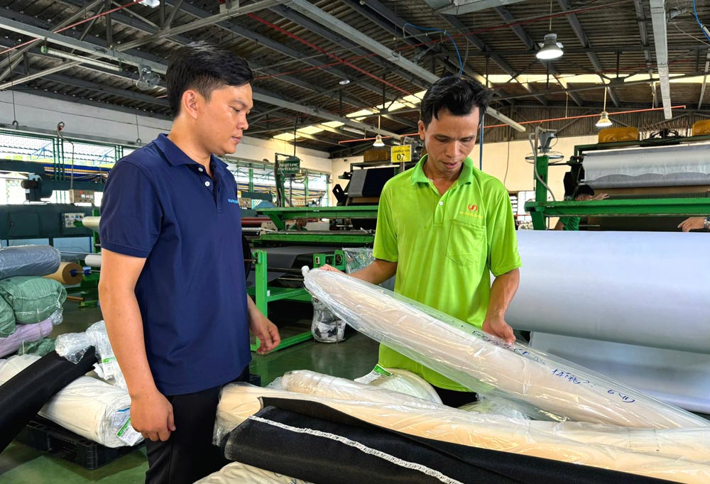 Chairman of the Trade Union of An Giang Samho Company Limited Vo Thanh Nha visited and encouraged Mr. Le Phu Thuan. Photo: Thanh Mai