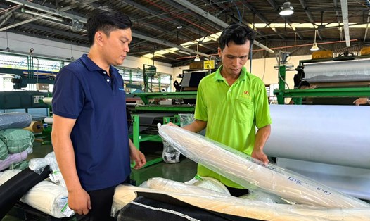 Chủ tịch CĐCS Công ty TNHH An Giang Samho Võ Thanh Nhã thăm hỏi, động viên anh Lê Phú Thuận. Ảnh: Thanh Mai