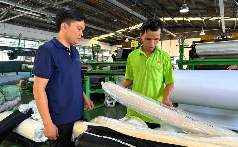 Chairman of the Trade Union of An Giang Samho Company Limited Vo Thanh Nha visited and encouraged Mr. Le Phu Thuan. Photo: Thanh Mai