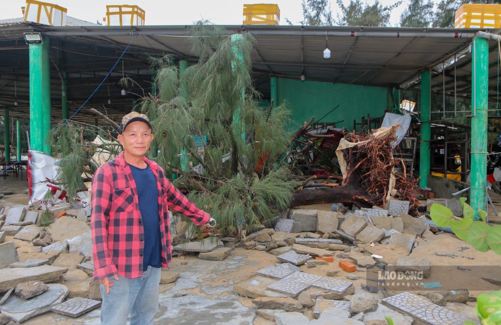  La mot chu nha hang tai bai bien Phu Thuan, anh Dao Trong Huy dang cung nguoi nha don dep, gia co lai nhung cong trinh da bi hu hong sau khi bao di qua. Anh Huy cho biet: “Sang hom qua khu vuc trong nha hang khong co da, chi toan nuoc. Hom sau thay nhung tang da, goc cay duong lon bi cuon vao trong. Hien tai, chua the thong ke duoc thiet hai. Mong rang co cac phuong tien nhu may muc de don nhanh hien truong vi nhung tang da lon khong the di chuyen duoc”.