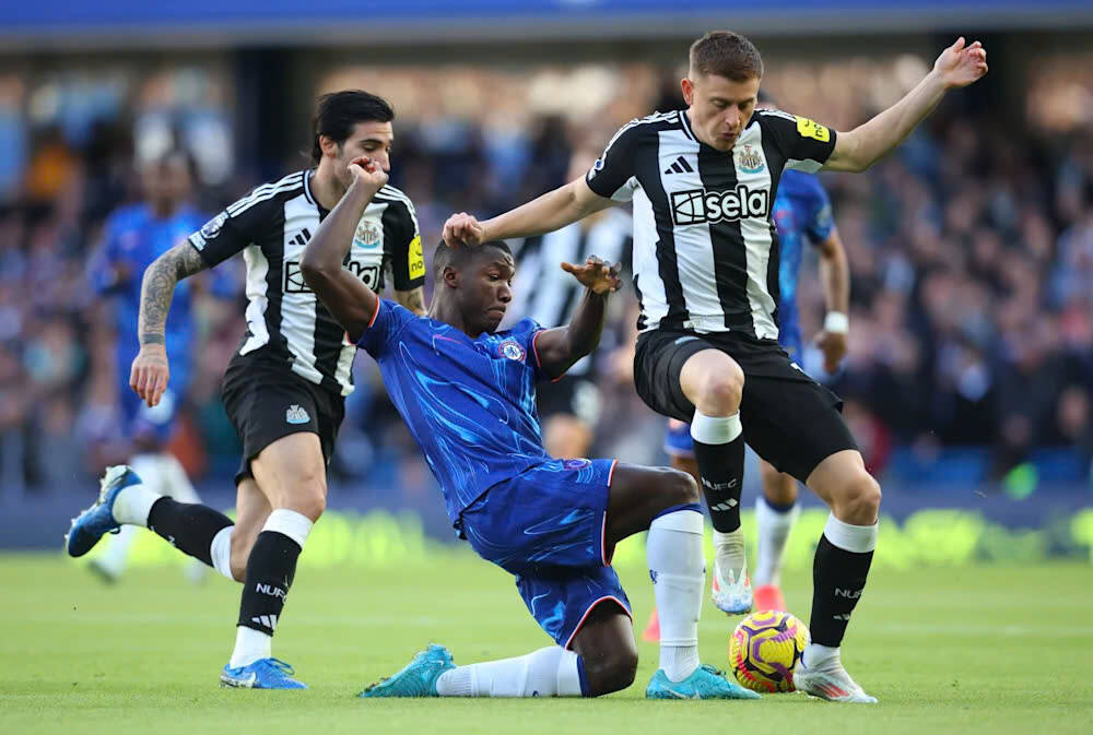 Moises Caicedo da thi dau tot truoc Newcastle.  Anh: CFC