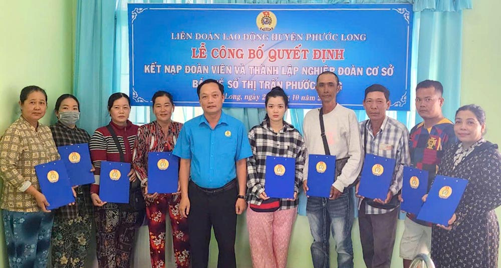 Lottery ticket vendors in Phuoc Long district officially joined the Trade Union organization and became union members. Photo: Nhat Ho
