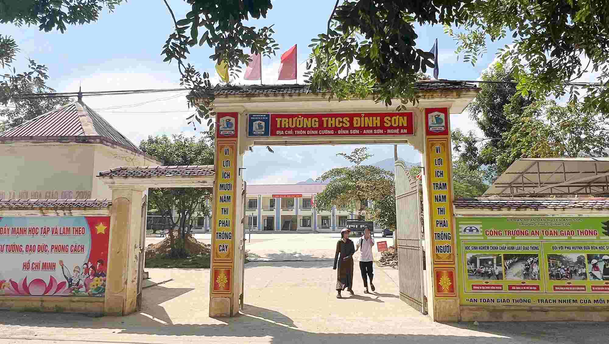 Dinh Son Secondary School (Dinh Son Commune, Anh Son District, Nghe An) returned the money raised for education sponsorship due to incorrect procedures. Photo: Quang Dai