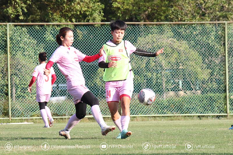 The Vietnamese women's team continues to practice in preparation for the match against the Chinese team. Photo: VFF