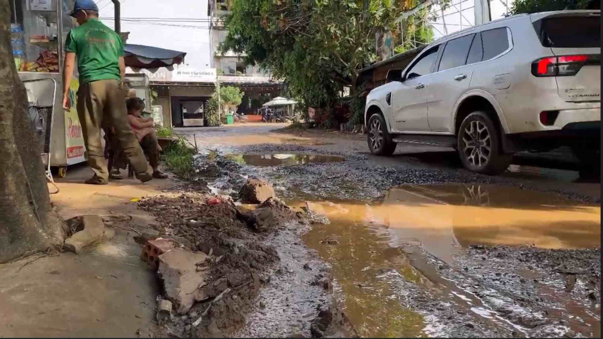 A corner of the road that needs to be renovated, cleared, and resettled is seriously degraded. Photo: Bao Trung