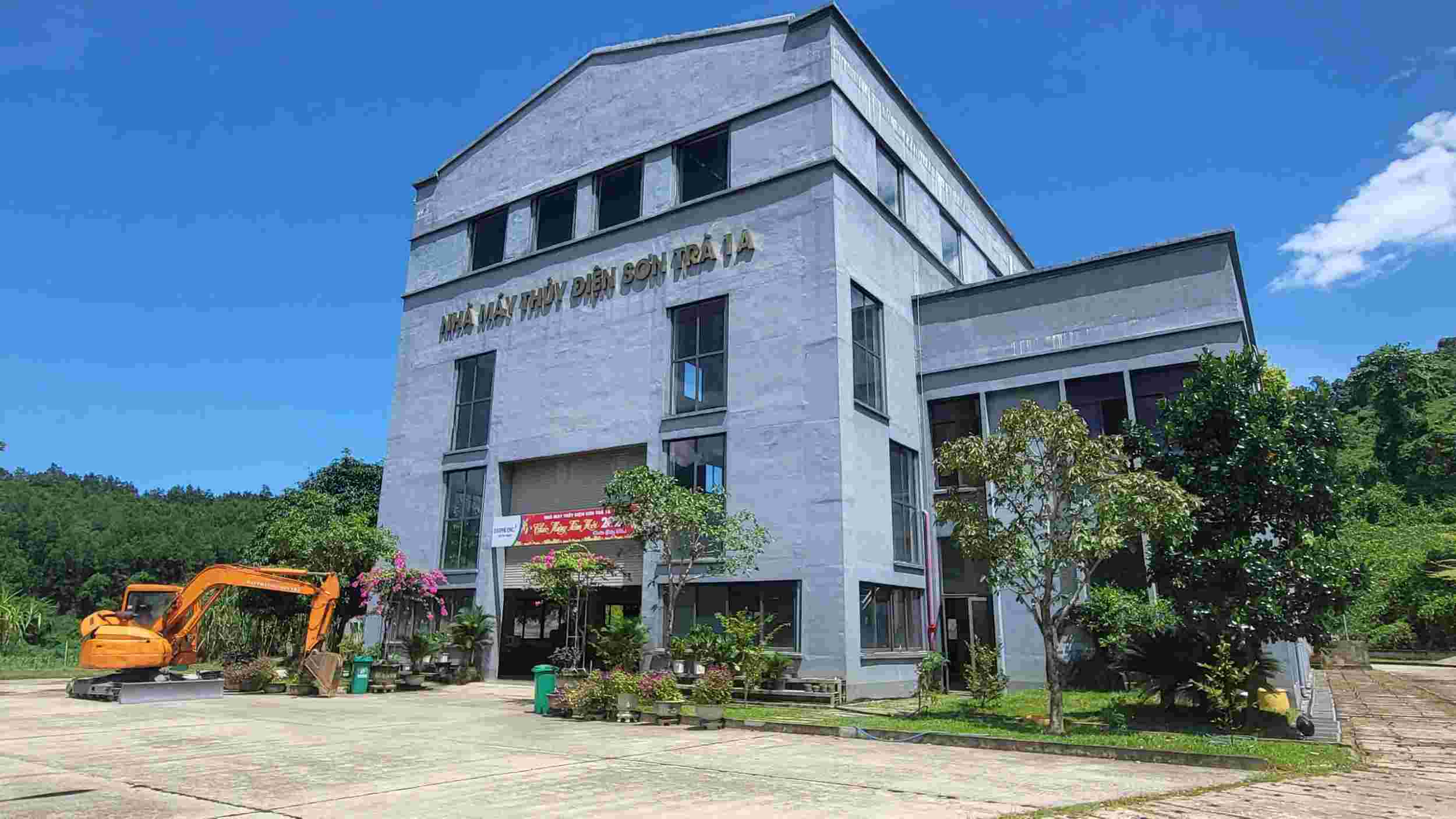 Dù đã đưa nhà máy vào vận hành được 7 năm, nhưng 64 trụ điện 110kV của Công ty CP thủy điện Đạt Phương Sơn Trà vẫn chưa được cấp có thẩm quyền chuyển mục đích sử dụng, giao và cho thuê đất. Ảnh: Viên Nguyễn